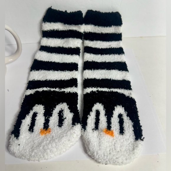 Pet mug and pair of fuzzy penguin socks. Adorable mug with paw prints & socks - Picture 5 of 7